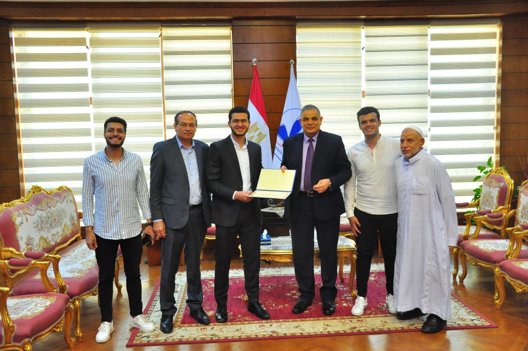 جامعة كفرالشيخ تكرم صاحب الرقم القياسي في تلاوة القرآن الكريم دون خطأ