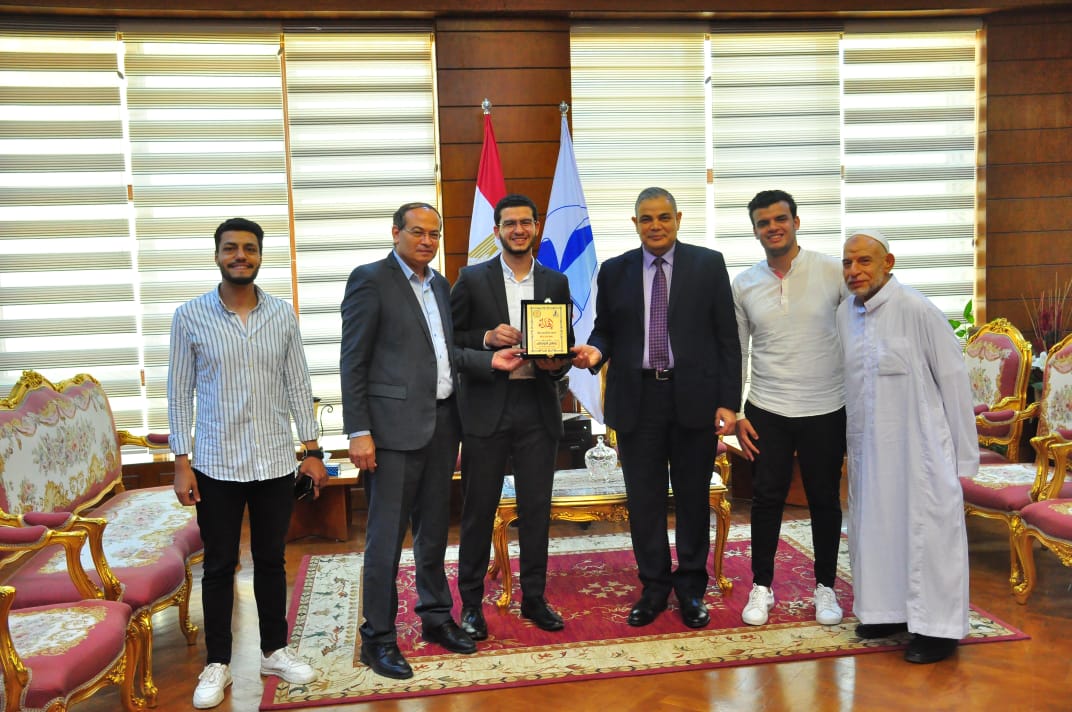 جامعة كفرالشيخ تكرم صاحب الرقم القياسي في تلاوة القرآن الكريم دون خطأ