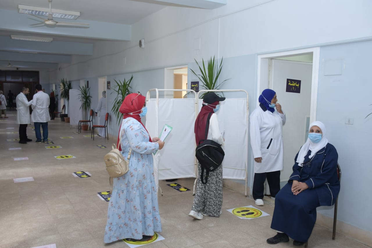 بدء الكشف الطبي للطلاب الجدد الملتحقين بكليات جامعة القاهرة