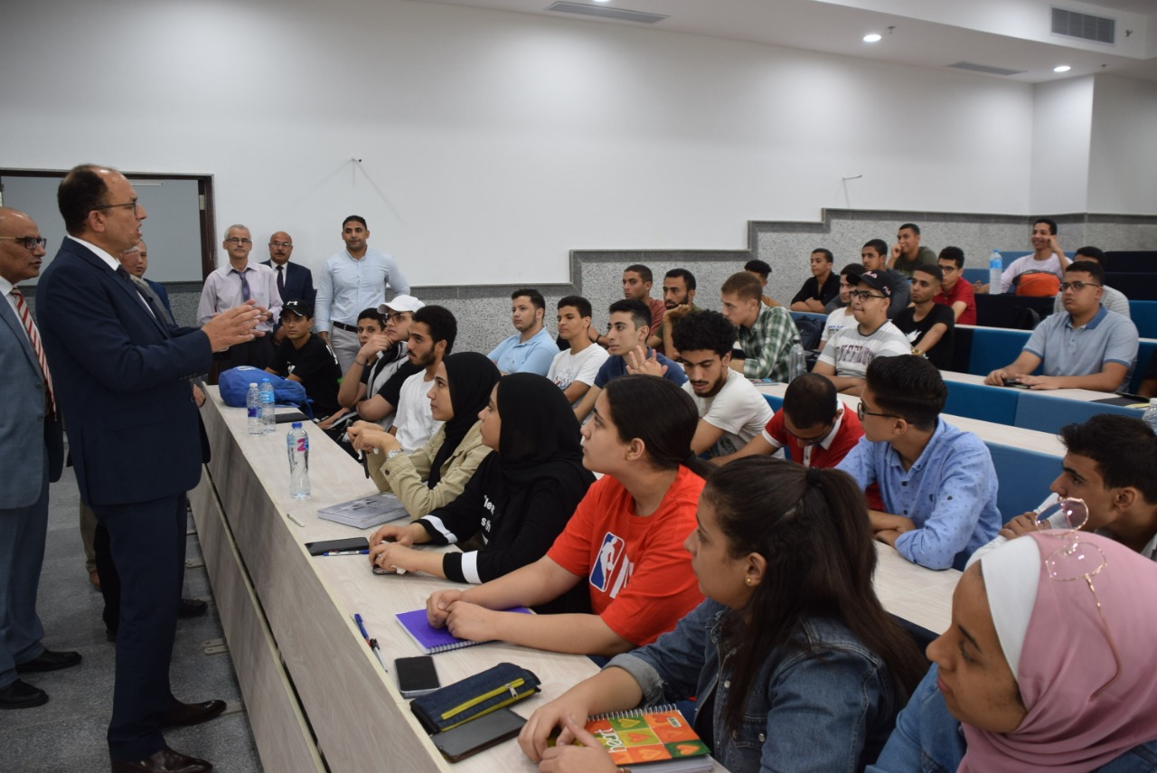 رئيس جامعة حلوان يتابع انتظام سير العملية التعليمية والدراسة بالجامعة الأهلية