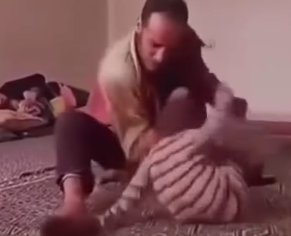 فيديو اعتداء اب سوري