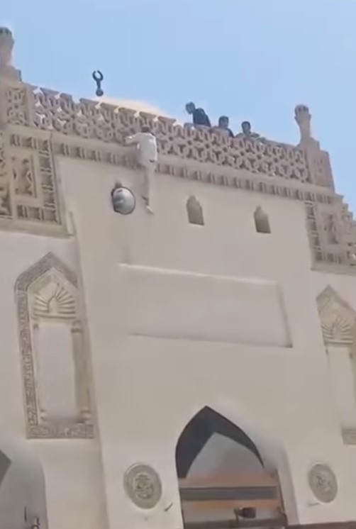 شاب يحاول الانتحار من أعلى مسجد الأزهر