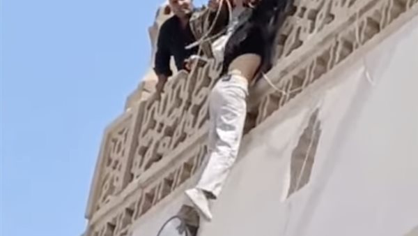 شاب يحاول الانتحار