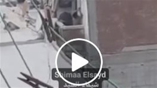 أب يعلق طفله في شرفة